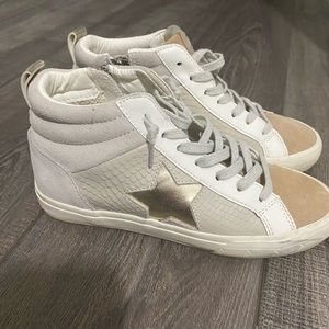 Vintage Havana high top side zipper tennis shoes. Size 5.5